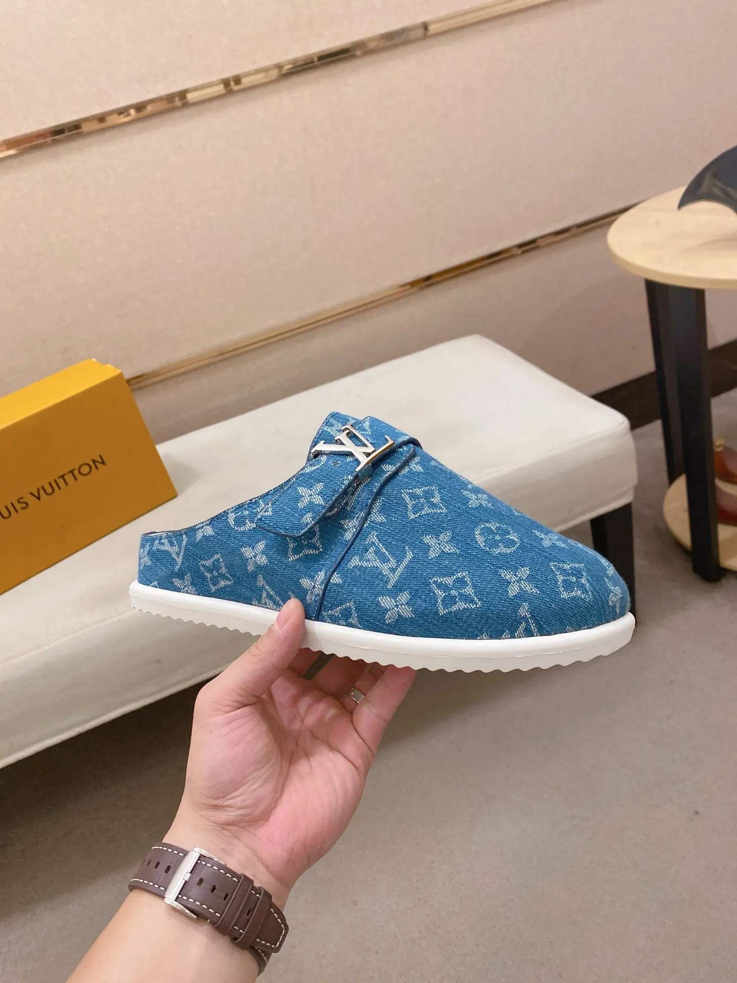 Men's shoes 💰: 360💰LV made 🔍Top purchasing agents, men's spring and summer slippers are available at the same counter. The uppers are made of Italian imported denim with logo graphics and high-quality craftsmanship. The soles are original soles specially provided by the original factory. The exclusive movable molded soles are super comfortable. Original factory follow-up products. 🔍🔍High quality. You can enter and exit the counter at will. Welcome to compare. The code number is 38-44.